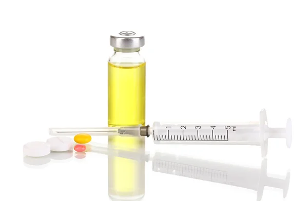 Stříkačku s lékařskou ampule a tablety izolovaných na bílém — Stock fotografie