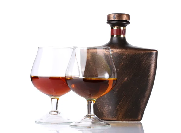Brýle brandy a láhev izolovaných na bílém — Stock fotografie