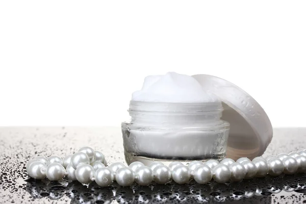 白で隔離されるテーブル上の化粧品のクリーム — ストック写真
