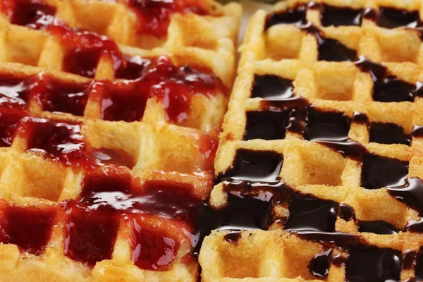 Beyaz izole reçel ve çikolata yakın çekim ile tatlı waffle — Stok fotoğraf