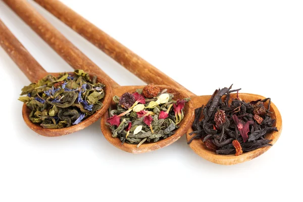 Olika typer av grönt och svart torka te i woooden sked isolerad på whi — Stockfoto