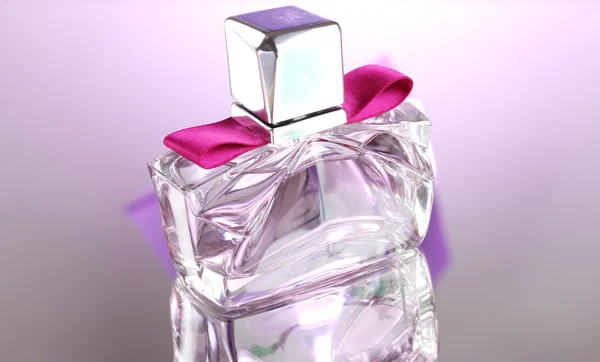 Perfume de mujer en hermosa botella sobre fondo rosa —  Fotos de Stock