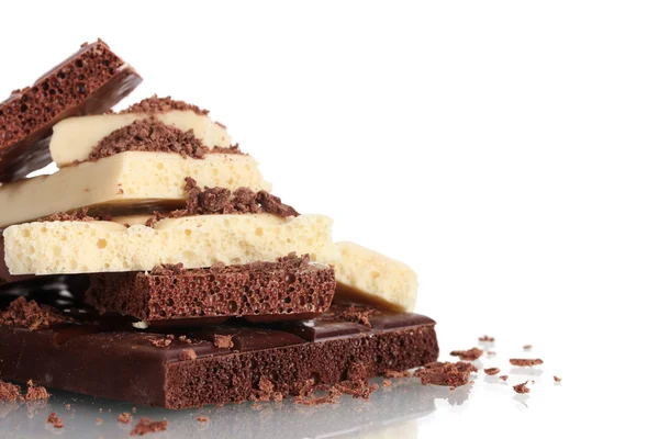 Fette di latte e barretta di cioccolato bianco con trucioli di cioccolato isolati su — Foto Stock