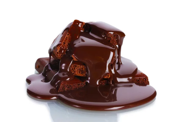Felii de lapte și ciocolată neagră au turnat ciocolată izolată pe alb — Fotografie, imagine de stoc