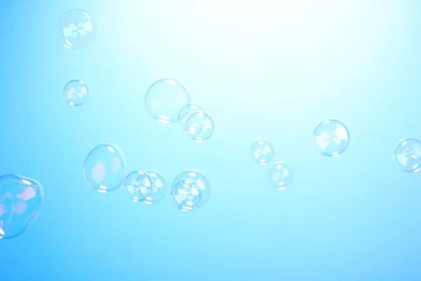 Burbuja de jabón sobre fondo azul —  Fotos de Stock