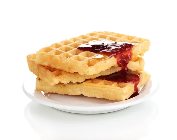 Reçelli plaka üzerinde beyaz izole lezzetli waffle — Stok fotoğraf