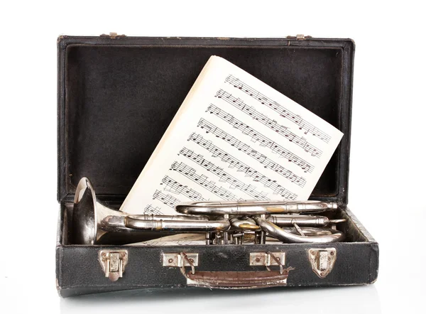 Trompete velho e caderno com notas em caso isolado no branco — Fotografia de Stock