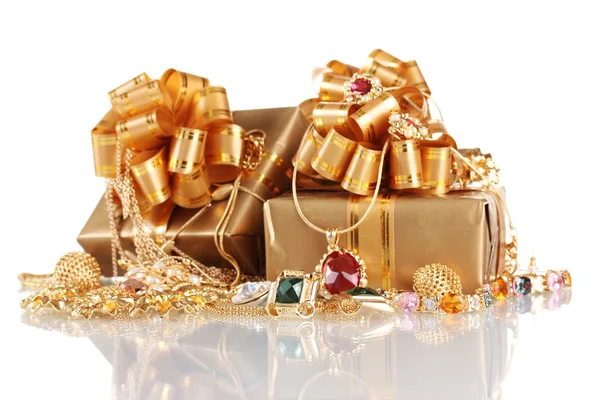 Várias jóias de ouro e presentes isolados em branco — Fotografia de Stock