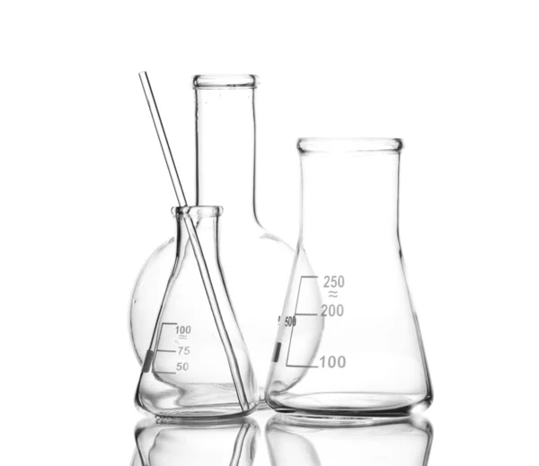 Tres cristalería de laboratorio vacía con reflexión aislada en blanco —  Fotos de Stock