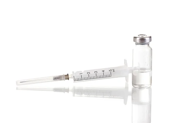 Strzykawka i ampułki medyczny na białym tle — Zdjęcie stockowe