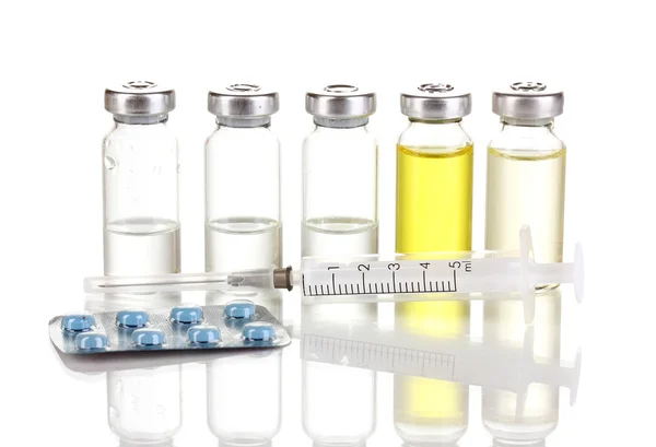Spritze mit medizinischer Ampulle und Tabletten isoliert auf weiß — Stockfoto