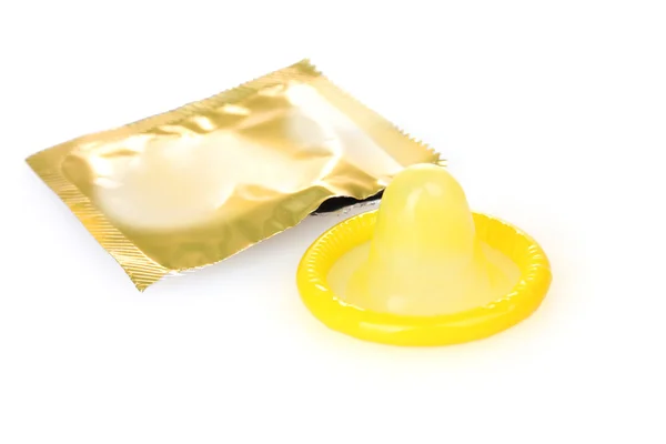 Κίτρινο προφυλακτικό με ανοικτή πακέτο που απομονώνονται σε λευκό — Φωτογραφία Αρχείου