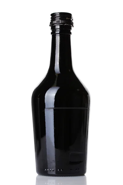 Όμορφο μαύρο μπουκάλι που απομονώνονται σε λευκό — Φωτογραφία Αρχείου