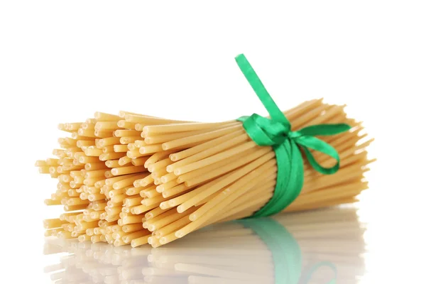 Spaghetti mit Schleife isoliert auf weiß — Stockfoto