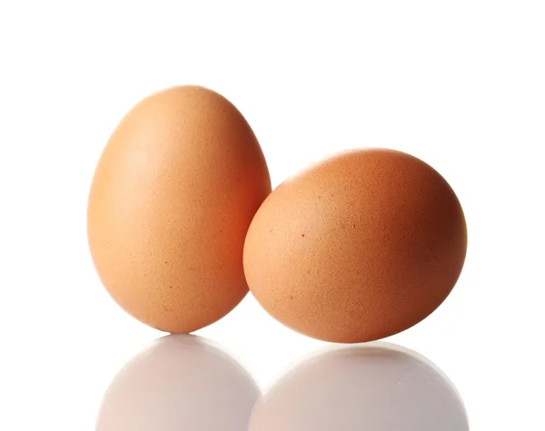 Due uova marroni isolate su bianco — Foto Stock