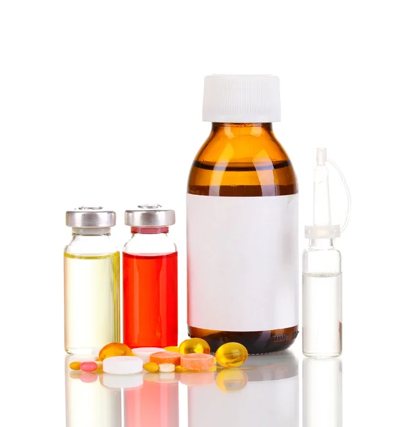 Frascos médicos con comprimidos y ampollas aisladas en blanco — Foto de Stock
