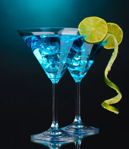 Cóctel azul en vasos de martini sobre fondo azul — Foto de Stock