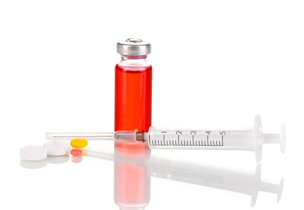 Strzykawki z medyczne ampułki i tabletki na białym tle — Zdjęcie stockowe
