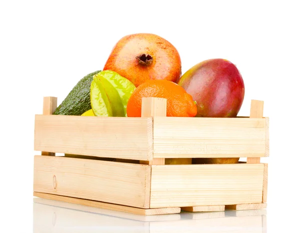 Surtido de frutas exóticas en caja de madera aislada en blanco —  Fotos de Stock
