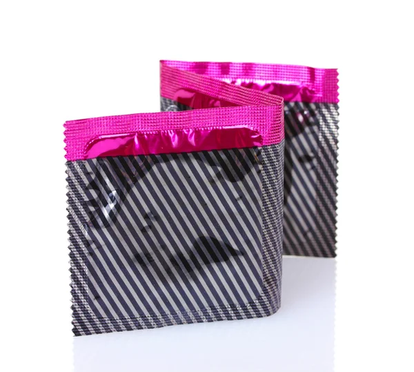 Tři kondomy v pack izolovaných na bílém — Stock fotografie