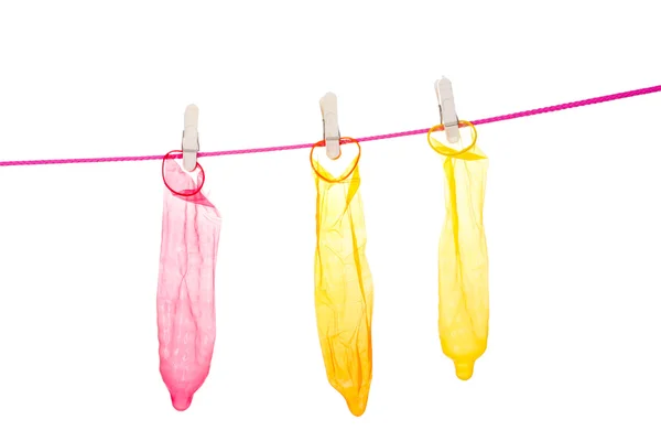 Ljusa kondomer hängande på tvättlina — Stockfoto