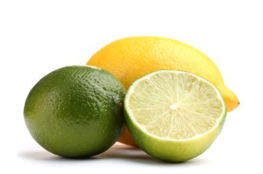 taze limon ve beyaz izole limon