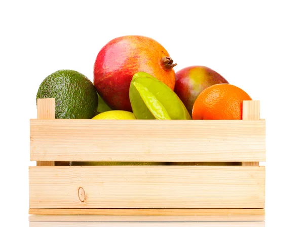 Асортимент екзотичних фруктів в дерев'яній коробці ізольовано на білому — стокове фото
