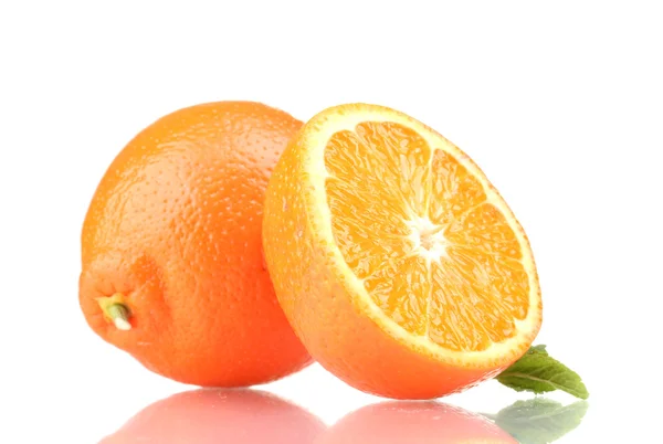 Mandarina saborosa isolada em branco — Fotografia de Stock