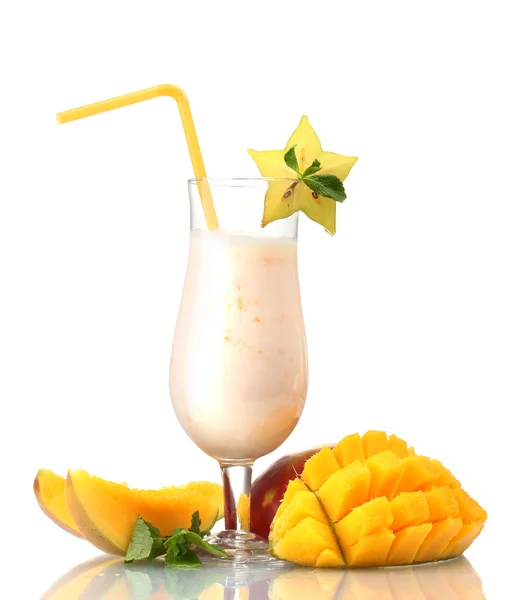Batido de leche con mango aislado en blanco —  Fotos de Stock
