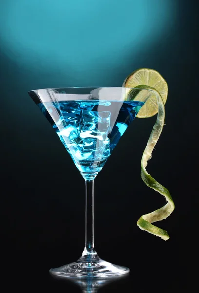 Blue cocktail in martini glass on blue background — Stock Photo, Image
