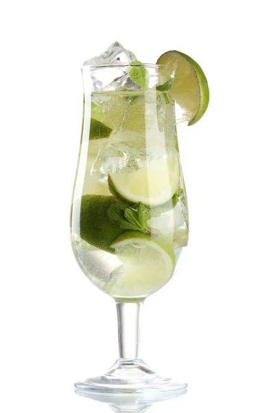 Cocktail met kalk en mint geïsoleerd op wit glas — Stockfoto