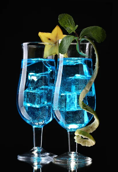 Cocktail bleu dans des verres sur fond noir — Photo