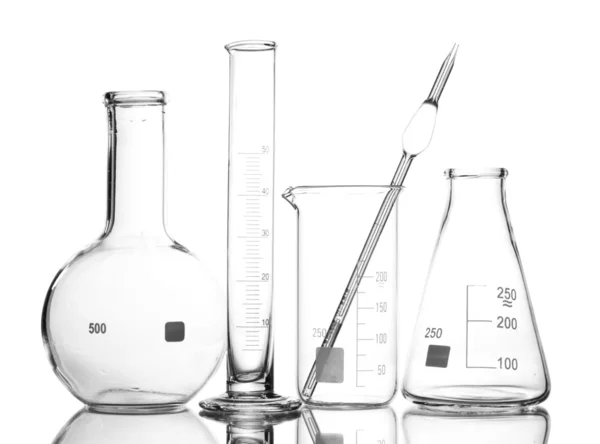 Lege laboratoriumglaswerk met reflectie geïsoleerd op wit — Stockfoto
