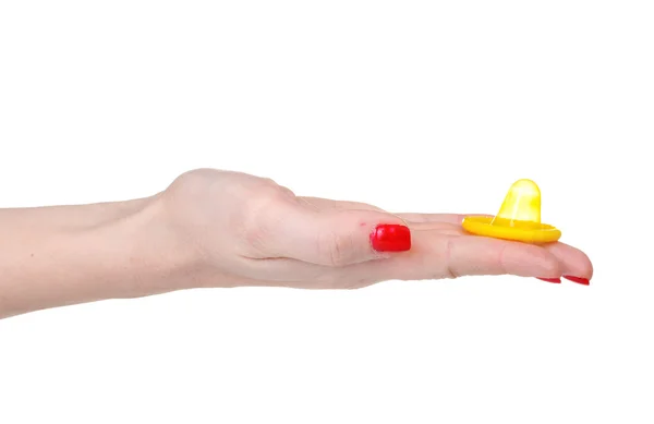 Mão segurando um preservativo isolado em branco — Fotografia de Stock