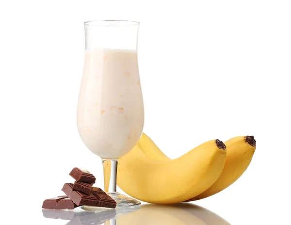 Milchcocktail mit Bananen und Schokolade isoliert auf weiß — Stockfoto
