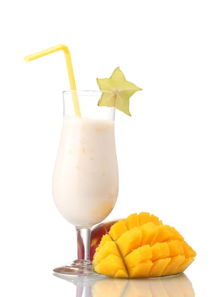 Milk shake z mango na białym tle — Zdjęcie stockowe