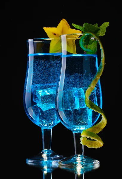 Cóctel azul en vasos sobre fondo negro —  Fotos de Stock