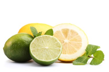 taze limon ve nane üzerinde beyaz izole limon