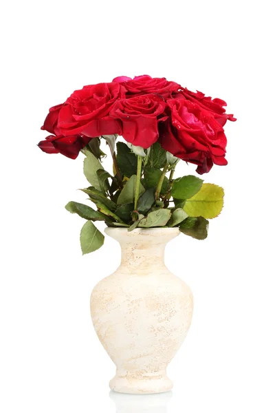 Красивые красные розы в вазе изолированы на белом — стоковое фото