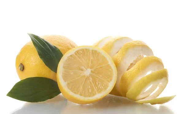 Ripe lemons with leaves isolated on white — Stock Photo, Image