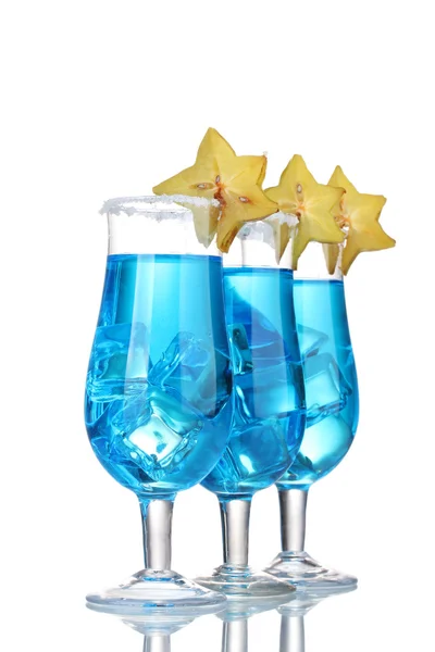 Blauer Cocktail in Gläsern mit Eis und Zucker isoliert auf weiß — Stockfoto