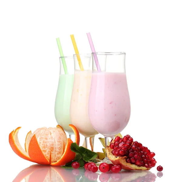 Batidos de leite com frutas isoladas em branco — Fotografia de Stock