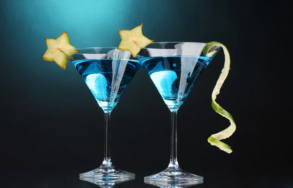 Niebieski koktajl w okulary martini na niebieskim tle — Zdjęcie stockowe