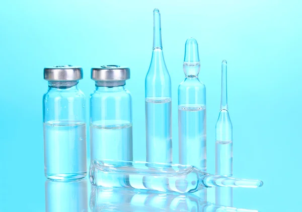 Ampollas médicas sobre fondo azul — Foto de Stock