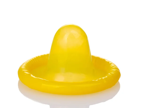 Beyaz izole sarı prezervatif — Stok fotoğraf