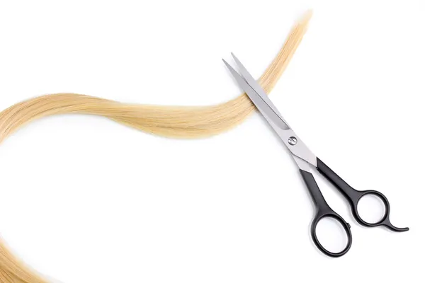 Glanzende blond haar en haar snijden shears geïsoleerd op wit — Stockfoto