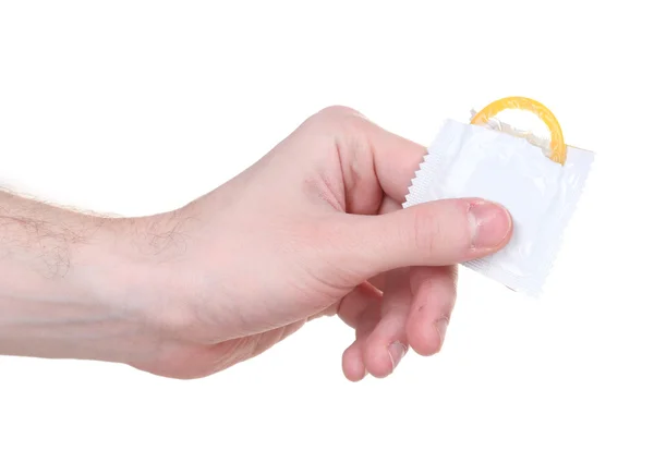 Main tenant un préservatif isolé sur blanc — Photo