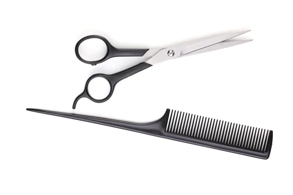 Tijeras para cortar el cabello y peine aislados en blanco — Foto de Stock