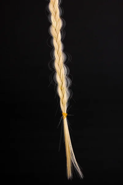 Блондинка волосся плететься в косичку ізольовані на чорному — стокове фото