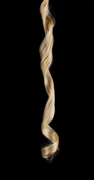 Σγουρά μαλλιά ξανθά που απομονώνονται σε μαύρο — Φωτογραφία Αρχείου